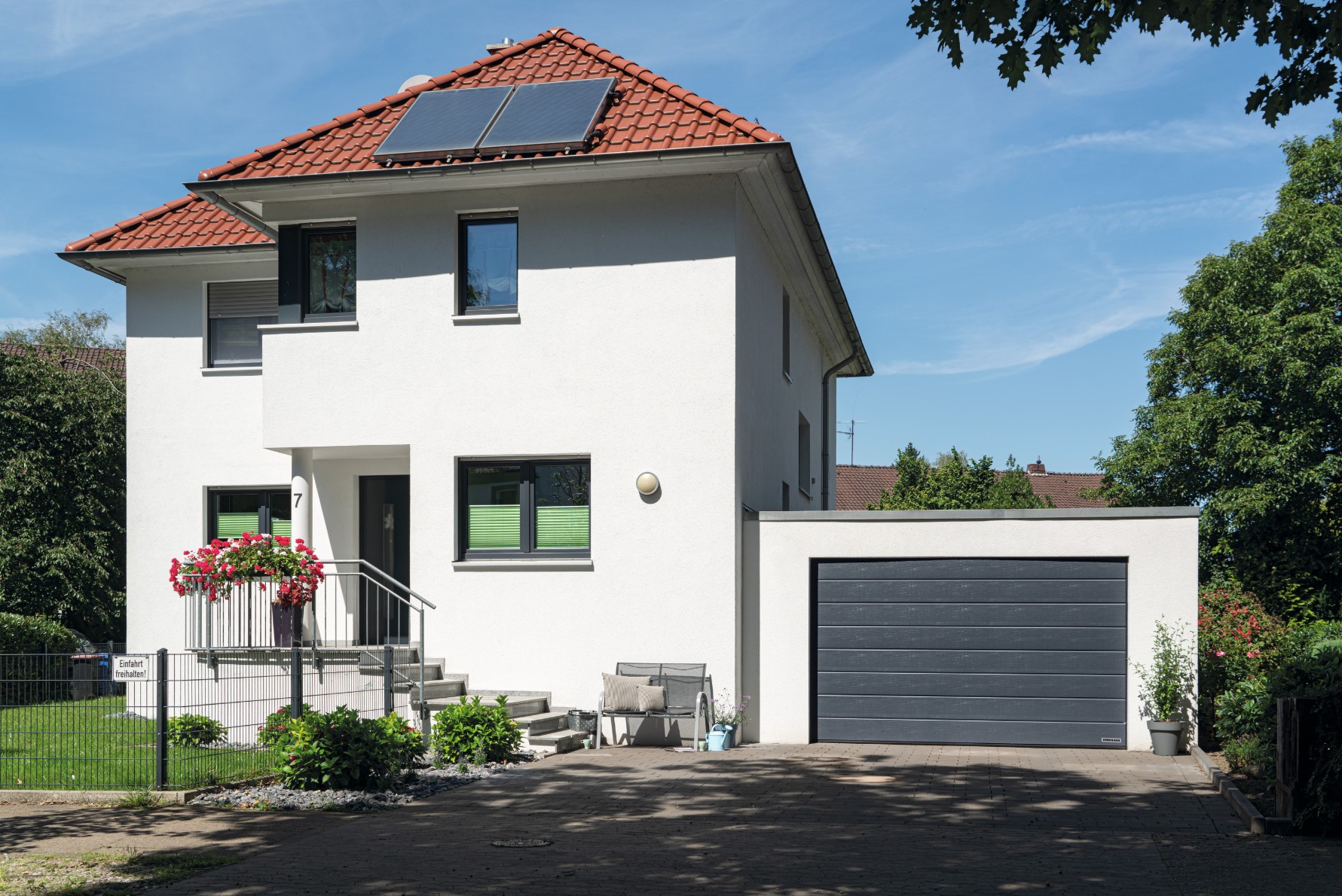 Rollläden und Raffstores Köln Frechen an einem modernen Haus